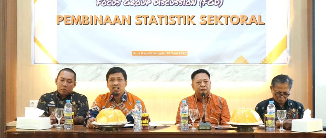 Pemkab Luwu Timur dan Badan Pusat Statistik Luwu Timur melakukan Penandatanganan Komitmen Bersama terkait Pembinaan Statistik Sektoral Tahun 2025, yang digelar di sela pelaksanaan Focus Group Discussion (FGD), di Aula Bapelitbangda, Kamis, 26 Juni 2025. 