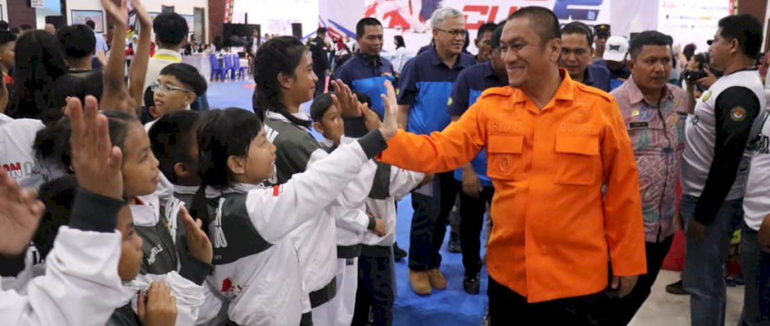 Ratusan atlet taekwondo menyambut kehadiran Bupati Luwu Timur, Irwan Bachri Syam, di Gedung Serbaguna Sorowako, Kamis, 19 Juni 2025.