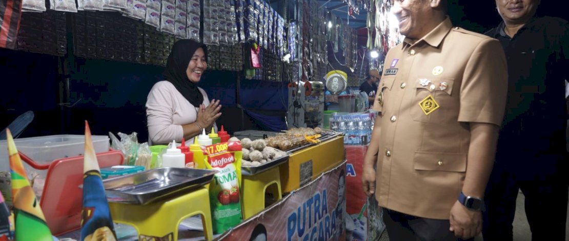 Bupati Luwu Timur, Irwan Bachri Syam membuka Pasar Malam bertajuk Malili Night Market, yang dilaksanakan di Kompleks Lapangan Olahraga Trans Puncak Indah, Malili, Rabu, 18 Juni 2025.