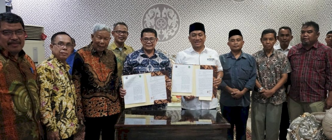 Bupati Irwan saat menerima kunjungan silaturahmi Civitas Akademik Universitas Muhammadiyah (Unismuh) Palopo, di Rujab Bupati, Selasa malam, 17 Juni 2025.