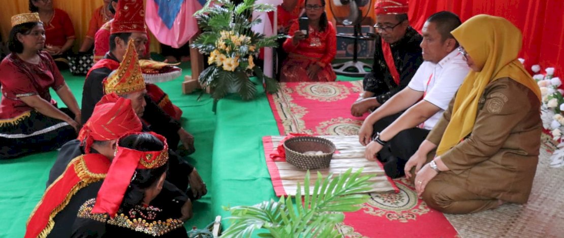 Bupati Luwu Timur Irwan Bachri Syam didampingi Wakil Bupati Puspawati Husler menghadiri kegiatan Ritual Adat Pamona "Pekasiwia" yang digelar di Desa Kasintuwu, Kecamatan Mangkutana, Selasa, 17 Juni 2025.