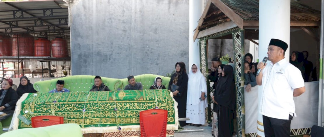 Bupati Irwan Bachri Syam melepas jenazah Andi Hadra Petta Welong, di rumah duka.