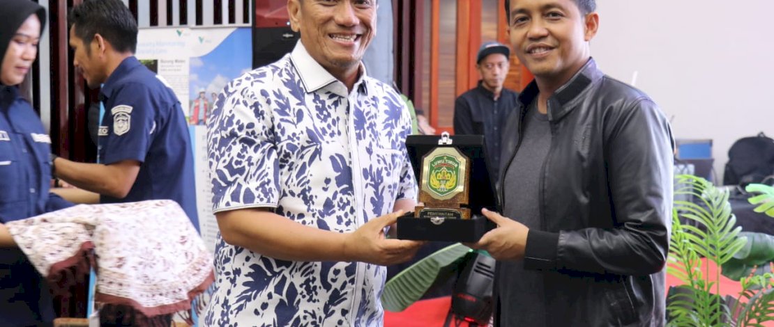 Bupati Luwu Timur Irwan Bachri Syam menyerahkan cinderamata kepada Menteri Kehutanan Raja Juli Antoni.