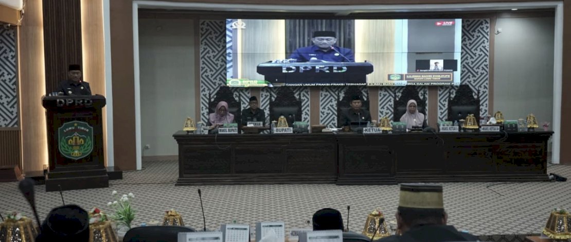 Bupati Luwu Timur, Irwan Bachri Syam didampingi Wakil Bupati Puspawati Husler menyampaikan jawabannya atas pandangan umum yang telah disampaikan oleh fraksi-fraksi DPRD terhadap lima buah Ranperda Tahun 2025.