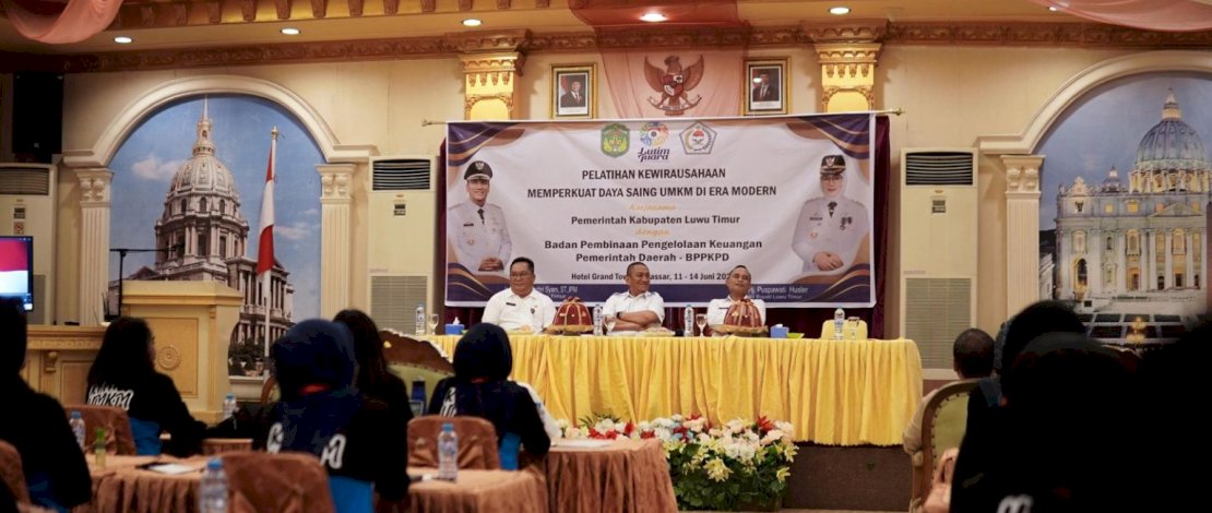 Bupati Luwu Timur, Irwan Bachri Syam, saat membuka Pelatihan Kewirausahaan bagi Pelaku Usaha Mikro, Kecil, dan Menengah (UMKM), di Hotel Grand Town, Kota Makassar, Rabu, 11 Juni 2025.