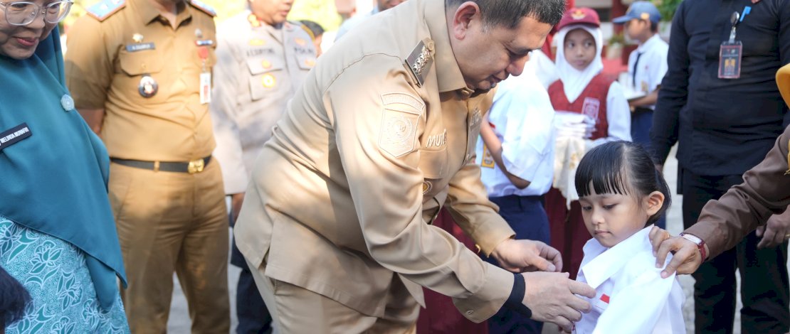 Pemkot Makassar Resmi Salurkan Seragam Gratis untuk Siswa Baru SD dan SMP