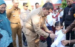 Pemkot Makassar Resmi Salurkan Seragam Gratis untuk Siswa Baru SD dan SMP