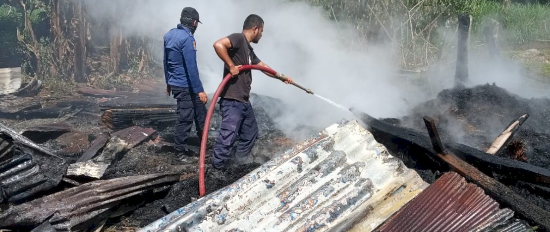 Satu Unit rumah panggung milik Hj. Surung (75) di Dusun Kaccope, Desa Bulu Tanah, Kecamatan Kajuara, rata dengan tanah akibat terbakar, sekitar pukul 09.05 Wita, Senin pagi, 21 Juli 2025. Satu Unit rumah panggung milik Hj. Surung (75) di Dusun Kaccope, Desa Bulu Tanah, Kecamatan Kajuara, rata dengan tanah akibat terbakar, sekitar pukul 09.05 Wita, Senin pagi, 21 Juli 2025.