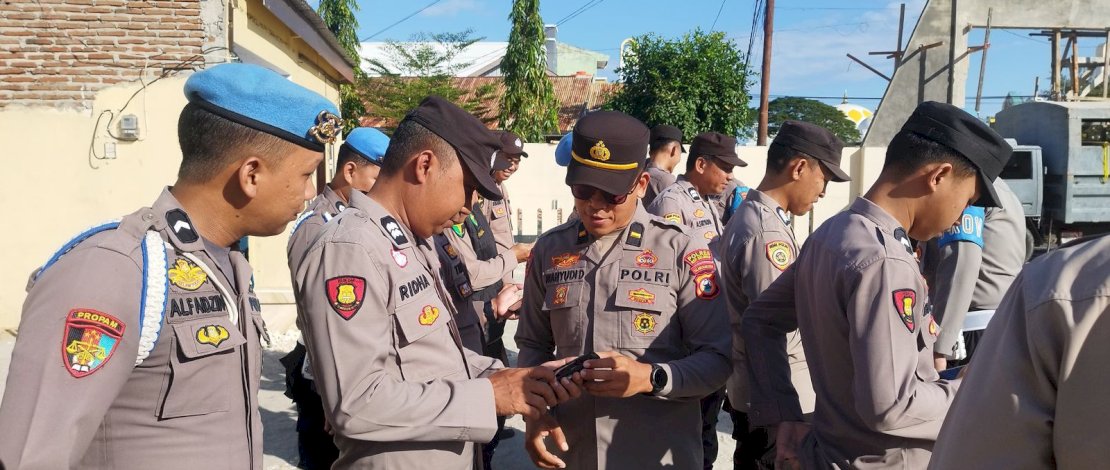 Pemeriksaan ponsel seluruh personel Polres Selayar dilakukan untuk mencegah judi online. Pemeriksaan ponsel seluruh personel Polres Selayar dilakukan untuk mencegah judi online.