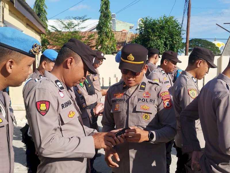 Puluhan Ribu Aparat TNI - Polri Terjerat Judi Online, Propam Polres Kepulauan Selayar Sidak Ponsel Seluruh Personel