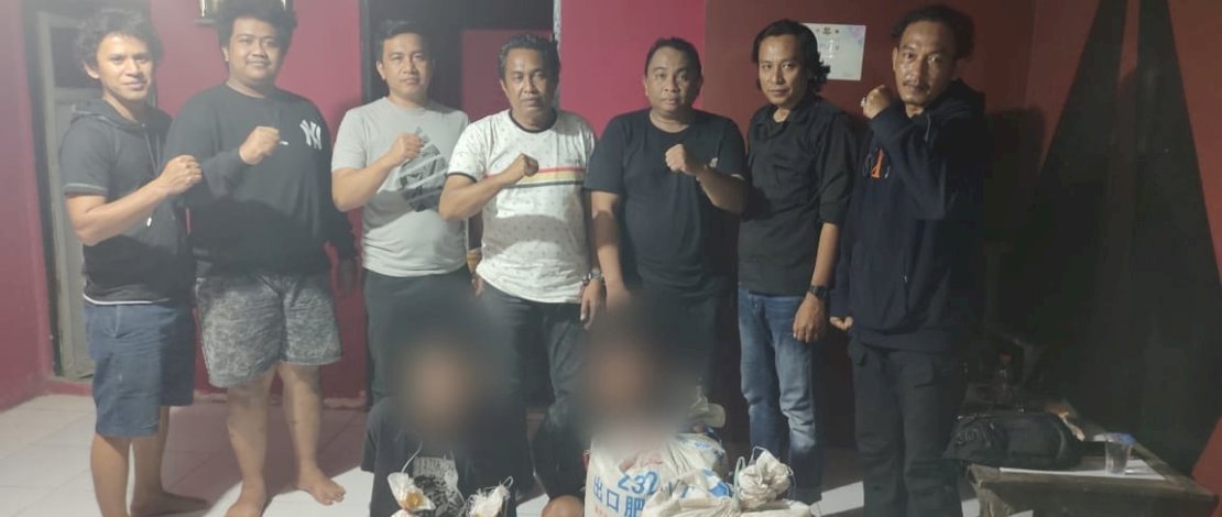 Dua pemuda asal Kelurahan Panyula, Kecamatan Tanete Riattang, Kabupaten Bone, harus berurusan dengan pihak kepolisian setelah nekat membobol Kantor Lurah dan mencuri 12 karung beras bantuan pangan. Dua pemuda asal Kelurahan Panyula, Kecamatan Tanete Riattang, Kabupaten Bone, harus berurusan dengan pihak kepolisian setelah nekat membobol Kantor Lurah dan mencuri 12 karung beras bantuan pangan.