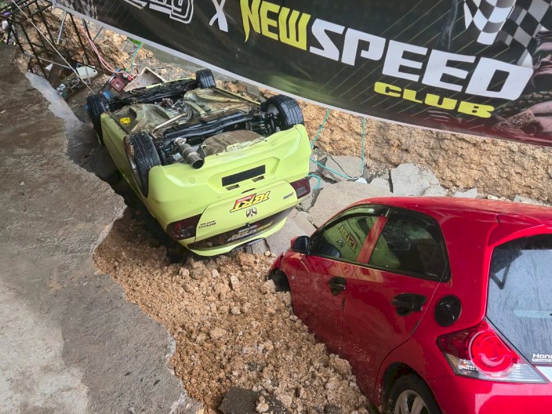 Tiga Mobil Terperosok Akibat Longsor di Bone