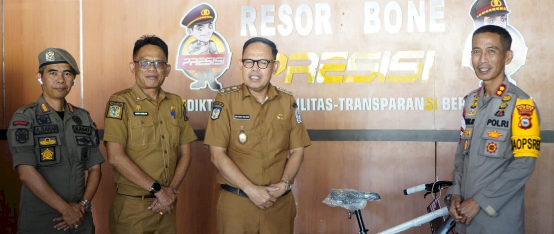 Pemkab Bone Apresiasi Polisi Gagalkan Penculikan Anak, Hadiahkan Sepeda dan Uang Tunai Pemkab Bone Apresiasi Polisi Gagalkan Penculikan Anak, Hadiahkan Sepeda dan Uang Tunai