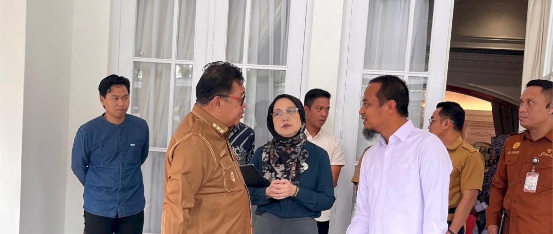Gubernur Sulawesi Selatan, Andi Sudirman Sulaiman, menggelar pertemuan penting bersama Bupati Takalar Firdaus Dg Manye dan Direktur PT Huadi Nickel Alloy Indonesia di Rumah Jabatan Gubernur, Jalan Sungai Tangka, Makassar, Selasa (22/7). Gubernur Sulawesi Selatan, Andi Sudirman Sulaiman, menggelar pertemuan penting bersama Bupati Takalar Firdaus Dg Manye dan Direktur PT Huadi Nickel Alloy Indonesia di Rumah Jabatan Gubernur, Jalan Sungai Tangka, Makassar, Selasa (22/7).
