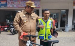 Aksi Heroik Pak Ogah Bantu Ambulans Viral, Bupati Maros Beri Penghargaan