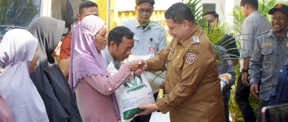 Wali Kota Makassar, Munafri Arifuddin, secara resmi melepas distribusi bantuan tersebut di Kelurahan Daya, Kecamatan Biringkanaya, Selasa (22/7).