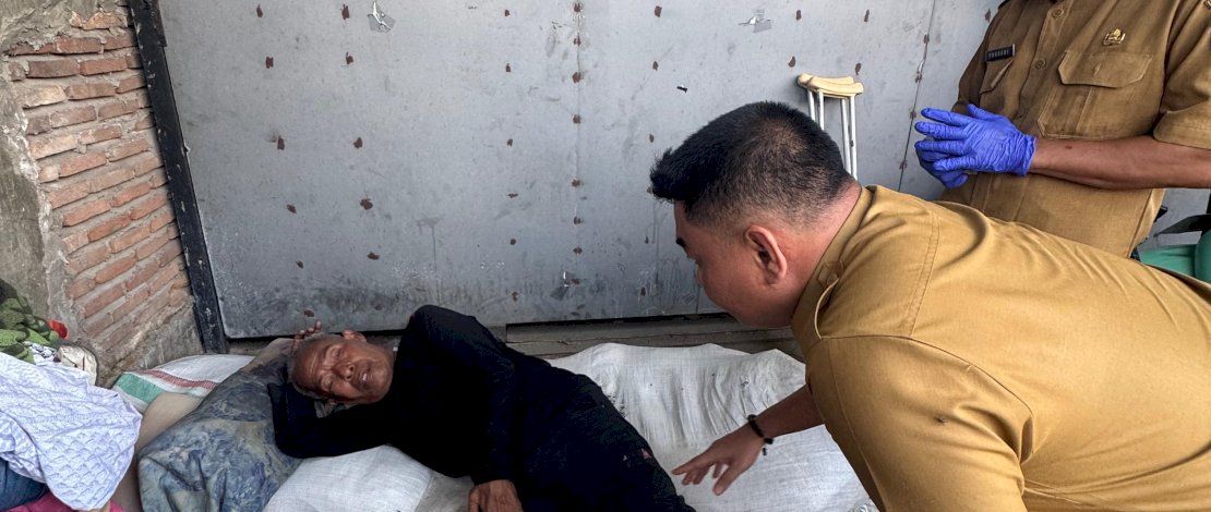 Kabid Rehsos, Muh. Zuhur, tim Dinsos bergerak cepat menjemput lansia tersebut dan memberikan penanganan awal sebelum dibawa ke Unit Pelaksana Teknis Rumah Perlindungan Trauma Center (UPT RPTC) milik Dinsos Makassar untuk mendapatkan layanan perlindungan dan pemulihan.