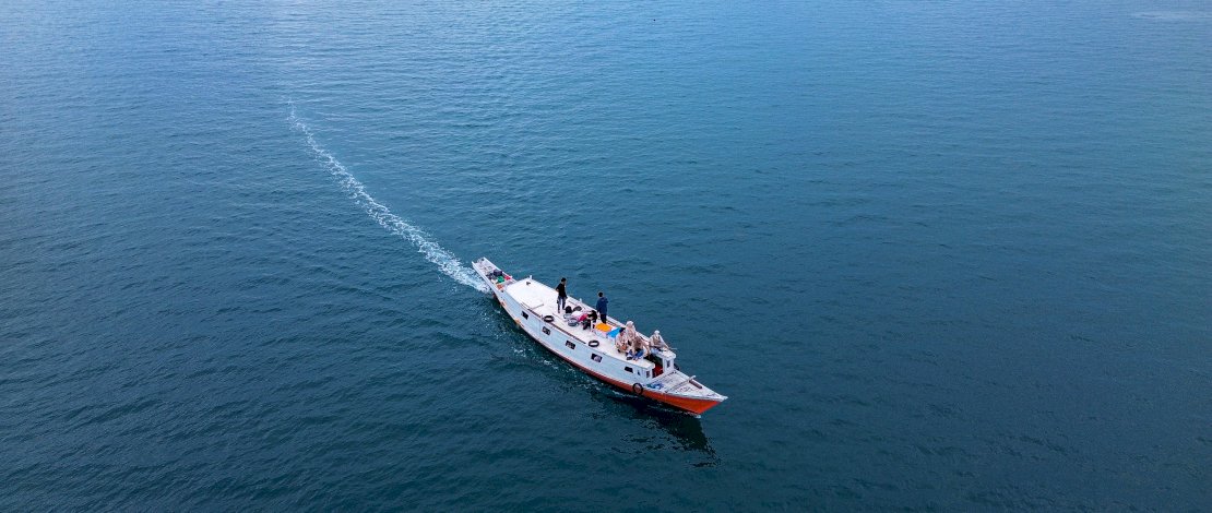 Foto udara Perahu Sehat Pulau Bahagia (PSPB) tengah mengarungi lautan: FOTO: Muctamir Zaide