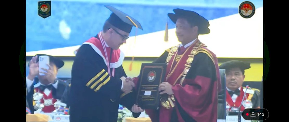 Sekretaris Daerah Provinsi Sulsel, Dr. Jufri Rahman, M.Si., berhasil meraih predikat lulusan terbaik Program Doktor Ilmu Pemerintahan pada Sekolah Pascasarjana Institut Pemerintahan Dalam Negeri (IPDN).