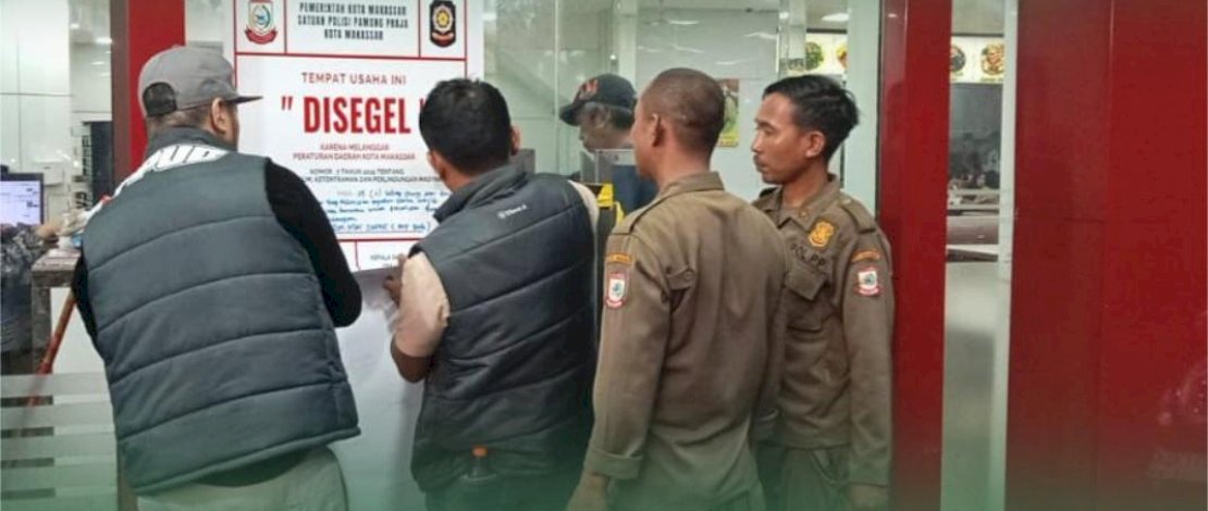 Langgar Perda Ketertiban Umum, Satpol PP Makassar Segel Rumah Makan di Jalan Arief Rate