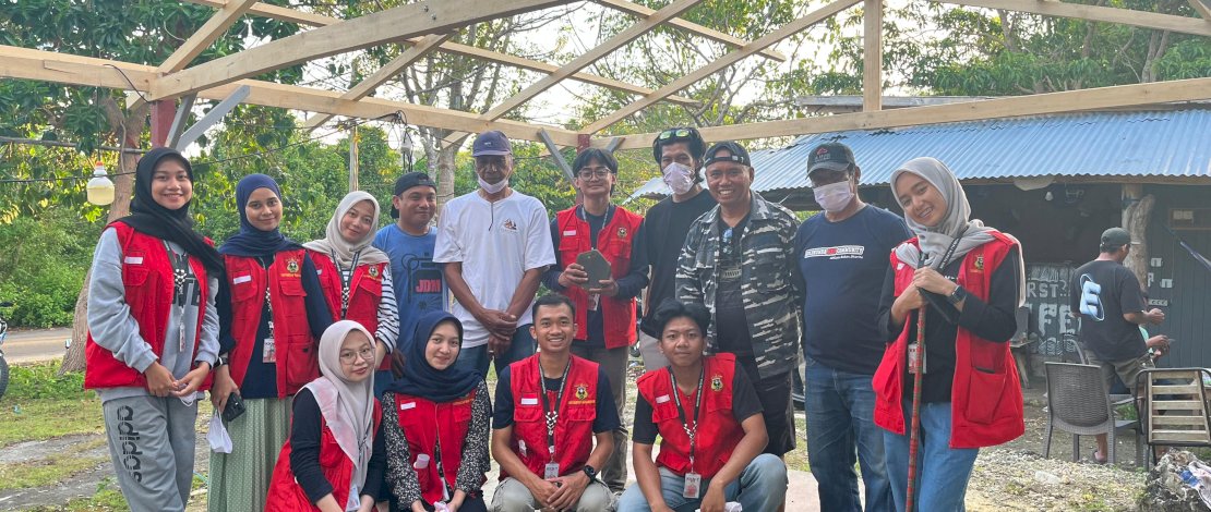 Mahasiswa KKN Tematik Universitas Hasanuddin, Gelombang 114 Desa Lembanna, Kecamatan Bonto Bahari, Kabupaten Bulukumba, mengadakan kegiatan workshop bertema "Pemanfaatan Limbah Plastik dan Oli Bekas Untuk Pembuatan Paving Block," Rabu, 23 Juli 2025. Mahasiswa KKN Tematik Universitas Hasanuddin, Gelombang 114 Desa Lembanna, Kecamatan Bonto Bahari, Kabupaten Bulukumba, mengadakan kegiatan workshop bertema "Pemanfaatan Limbah Plastik dan Oli Bekas Untuk Pembuatan Paving Block," Rabu, 23 Juli 2025.