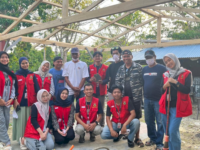 Mahasiswa KKN Tematik Unhas Ajari Warga Desa Lembanna Manfaatkan Limbah Plastik dan Oli Bekas untuk Pembuatan Paving Block