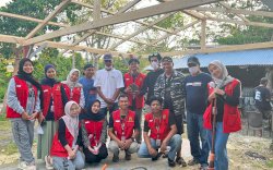 Mahasiswa KKN Tematik Unhas Ajari Warga Desa Lembanna Manfaatkan Limbah Plastik dan Oli Bekas untuk Pembuatan Paving Block