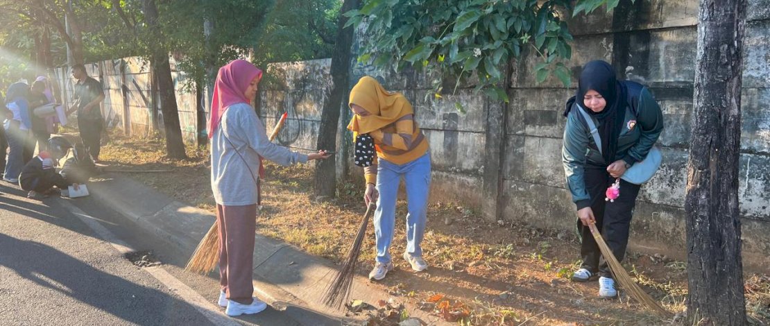 Satpol PP Makassar Turut Sukseskan Aksi Jum’at Bersih di Anjungan Pantai Losari Satpol PP Makassar Turut Sukseskan Aksi Jum’at Bersih di Anjungan Pantai Losari