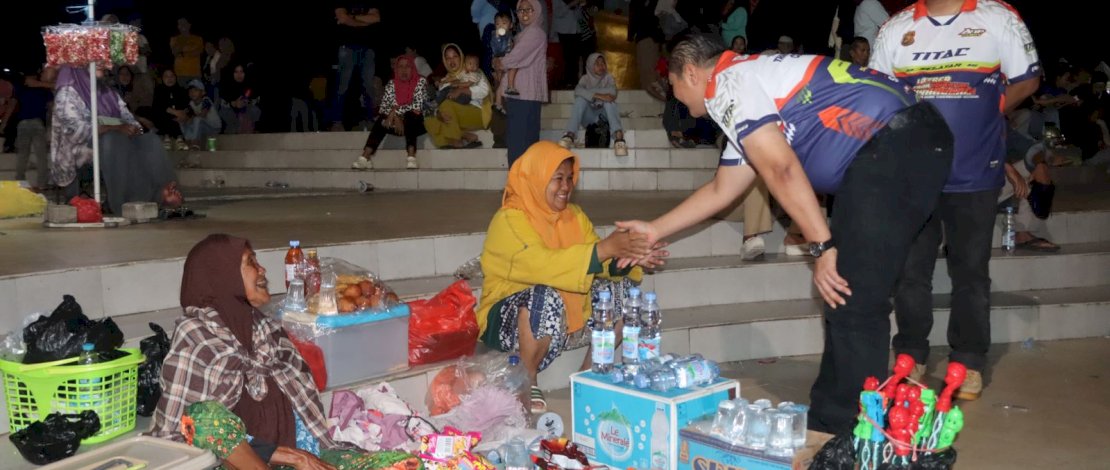 Kapolres Selayar AKBP Didid Imawan menyapa hangat para pedagang dan mencicipi sejumlah kuliner yang dijajakan di area Taman Pusaka Benteng.