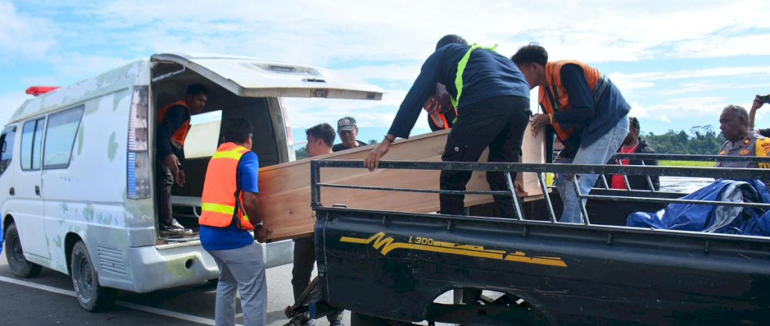 Proses evakuasi jenazah warga sipil korban penembakan yang dilakukan KKB terhadap Joni Hendra yang tinggal di Kompleks Kios Wandoga, Sugapa, Kabupaten Intan Jaya, dilaksanakan pada Sabtu, 26 Juli 2025. Proses evakuasi jenazah warga sipil korban penembakan yang dilakukan KKB terhadap Joni Hendra yang tinggal di Kompleks Kios Wandoga, Sugapa, Kabupaten Intan Jaya, dilaksanakan pada Sabtu, 26 Juli 2025.