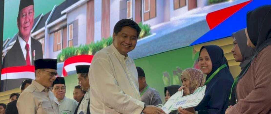 Menteri PKP Maruarar Sirait memberikan kunci secara simbolis kepada 25 guru ngaji dan guru agama yang hadir dalam akad massal rumah subsidi Bank BTN. Menteri PKP Maruarar Sirait memberikan kunci secara simbolis kepada 25 guru ngaji dan guru agama yang hadir dalam akad massal rumah subsidi Bank BTN.