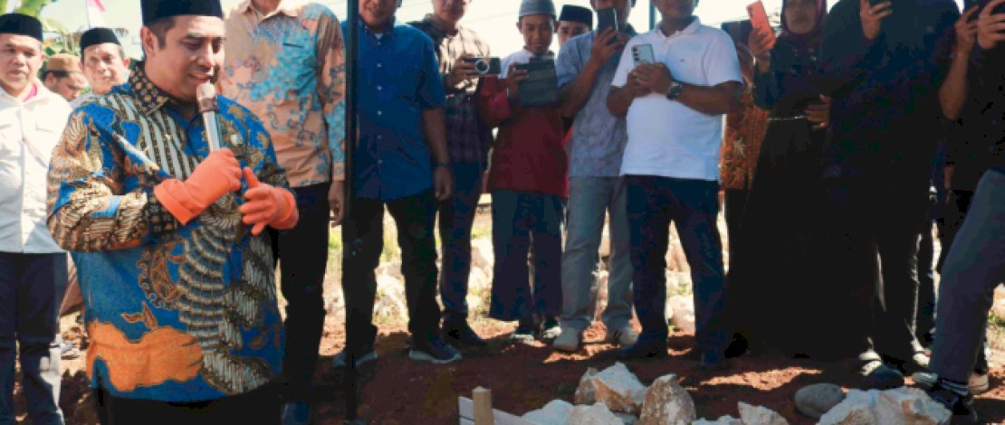Bupati Maros Chaidir Syam bersama tokoh masyarakat dan Forkopimda meletakkan batu pertama pembangunan Masjid Batak Dalihan Na Tolu di Moncongloe, Maros, Sabtu (26/7/2025)
