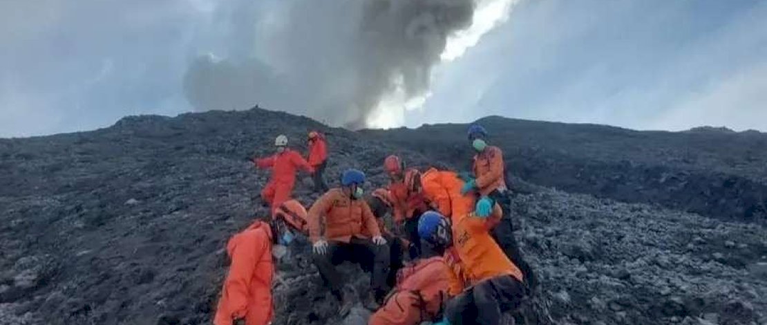 Proses evakuasi pendaki yang meninggal dunia akibat terdampak erupsi Gunung Marapi oleh tim gabungan. (Foto: Dok/BNPB)