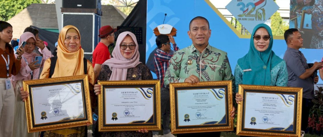 Bupati Luwu Timur Irwan Bachri Syam, Wakil Bupati Puspawati Husler, serta Ketua TP PKK Luwu Timur Ani Nurbani Irwan, menerima penghargaan di Peringatan Harganas, yang dipusatkan di Lapangan Karebosi, Makassar, Minggu, 27 Juli 2025.