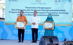 Gubernur Sulsel Terima Penghargaan BKKBN atas Komitmen Penanganan Stunting