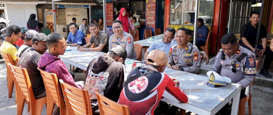Suasana penuh keakraban terlihat saat Kapolres Gowa, AKBP Muhammad Aldy Sulaiman, makan siang bersama sejumlah pengemudi bentor di halaman GOR Sungguminasa, Jalan Masjid Raya, Kecamatan Somba Opu, Kabupaten Gowa, Sulawesi Selatan, Selasa, 29 Juli 2025.
