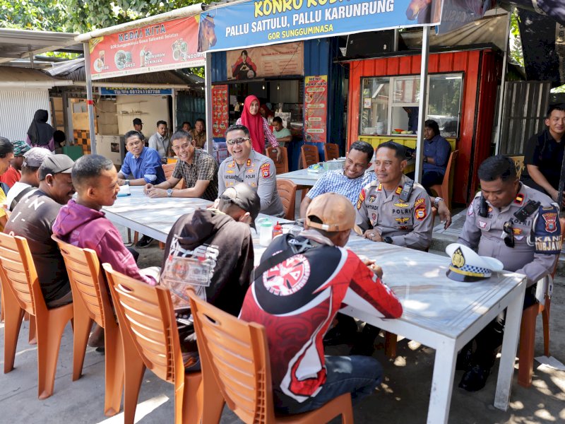 Kapolres Gowa Makan Siang Bersama Pengemudi Bentor, Bagikan Helm Hingga Fasilitasi Buat SIM