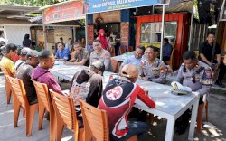 Kapolres Gowa Makan Siang Bersama Pengemudi Bentor, Bagikan Helm Hingga Fasilitasi Buat SIM