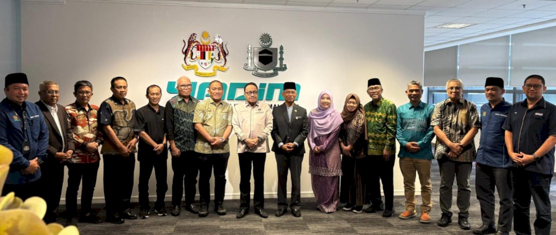 Bupati Luwu Timur, Irwan Bachri Syam memperkenalkan potensi Luwu Timur saat melakukan kunjungan kehormatan bersama jajaran pimpinan Universitas Muslim Indonesia (UMI), di kantor Yayasan Dakwah Islamiah Malaysia (YADIM) di Kawasan Putra Jaya, Malaysia, Selasa, 29 Juli 2025.