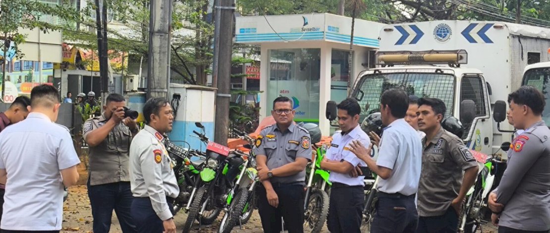 Kepala Dishub Kota Makassar, Muhammad Rheza, melakukan pemeriksaan fisik terhadap sejumlah unit kendaraan roda dua di halaman kantor Dishub, Selasa (29/7/2025).