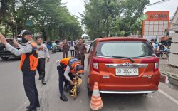 Dishub Makassar Tertibkan Parkir Liar, 14 Kendaraan Digembok di Dua Ruas Jalan