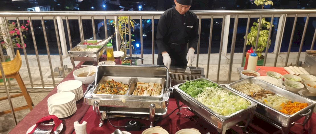 Ajak Keluarga dan Teman! Makan Enak Sambil Nikmati View Kota di Night & Grill Aston Makassar