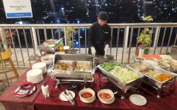 Ajak Keluarga dan Teman! Makan Enak Sambil Nikmati View Kota di Night & Grill Aston Makassar