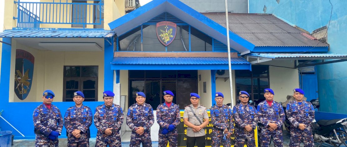 Kasat Polairud Polres Kepulauan Selayar, Iptu Amat Soedachlan bersama jajaran. Kasat Polairud Polres Kepulauan Selayar, Iptu Amat Soedachlan bersama jajaran.
