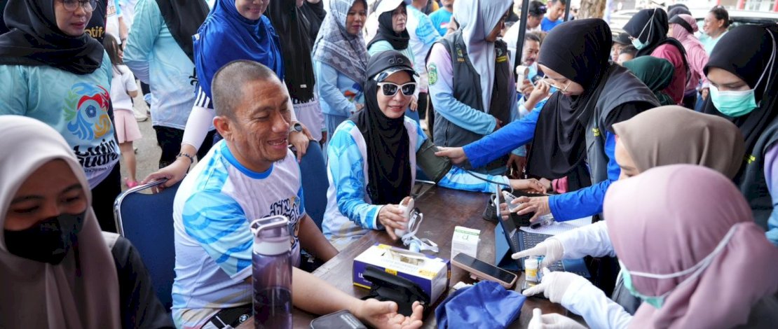 Tim Penggerak PKK Kabupaten Luwu Timur menggelar pemeriksaan skrining Penyakit Tidak Menular (PTM) bagi masyarakat, di Bundaran Batara Guru, Sabtu, 2 Agustus 2025.