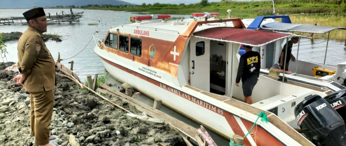 Bupati Irwan Bachri Syam meninjau dua unit ambulans danau yang bersandar di Pelabuhan Landak, Desa Bantilang, Kecamatan Towuti, Senin, 4 Agustus 2025.