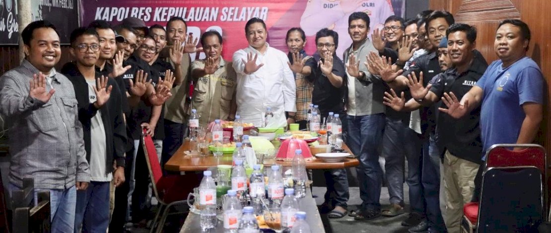 Kapolres Kepulauan Selayar, AKBP Didid Imawan, bersilaturahmi dengan jurnalis dari berbagai media, Senin malam, 4 Agustus 2025. Kapolres Kepulauan Selayar, AKBP Didid Imawan, bersilaturahmi dengan jurnalis dari berbagai media, Senin malam, 4 Agustus 2025.