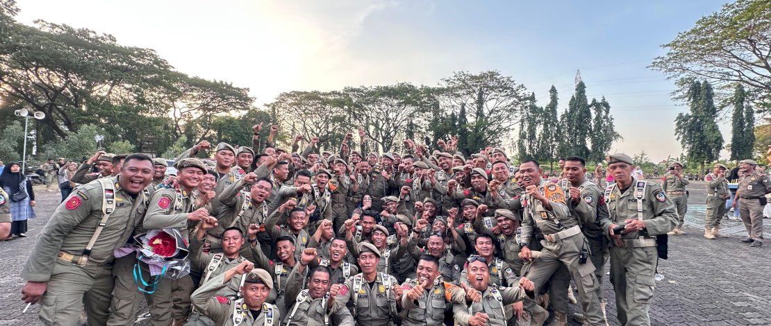 PPPK pada Satpol PP Provinsi Sulsel resmi menerima Surat Pernyataan Melaksanakan Tugas (SPMT) melalui Apel Besar di Lapangan Kantor Gubernur Sulsel, Senin, 4 Agustus 2025.
PPPK pada Satpol PP Provinsi Sulsel resmi menerima Surat Pernyataan Melaksanakan Tugas (SPMT) melalui Apel Besar di Lapangan Kantor Gubernur Sulsel, Senin, 4 Agustus 2025.