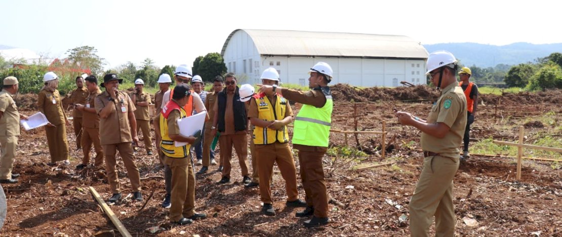 Bupati Luwu Timur, Irwan Bachri Syam, meninjau progres pembangunan Laboratorium Kesehatan Masyarakat (Labkesmas) yang terletak di belakang Gedung Olahraga (GOR) Malili, Desa Puncak Indah, Kecamatan Malili, Selasa, 5 Agustus 2025.