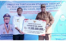 Gubernur Sulsel Serahkan Bantuan Keuangan Rp10,5 Miliar untuk Pemkab Maros, Fokus Pembangunan Jembatan dan Lapangan Bola Gollae